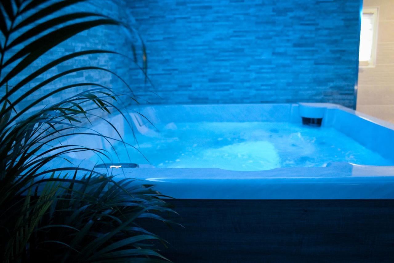 Nuit Vip Spa Sauna Privatif Le Rove Экстерьер фото